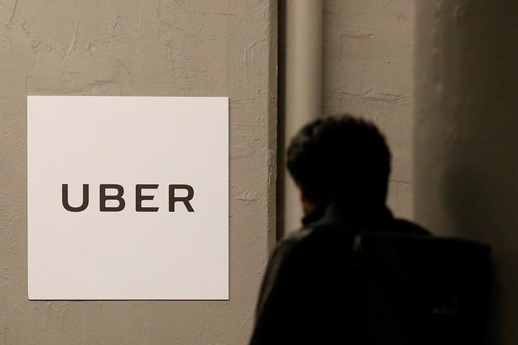 © Reuters. Homem passa diante de escritório do Uber em Nova York, Estados Unidos