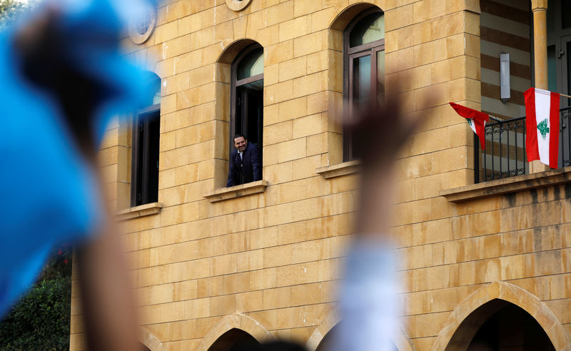 © Reuters. Saad al-Hariri aparece em janela de sua casa em Beirute