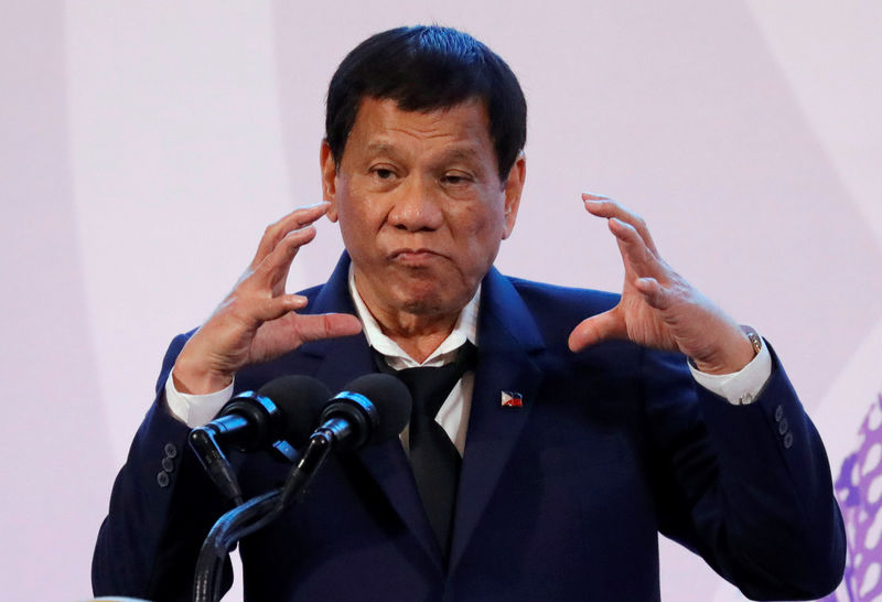 © Reuters. الرئيس الفلبيني يتخلى عن عملية السلام مع المتمردين الماويين