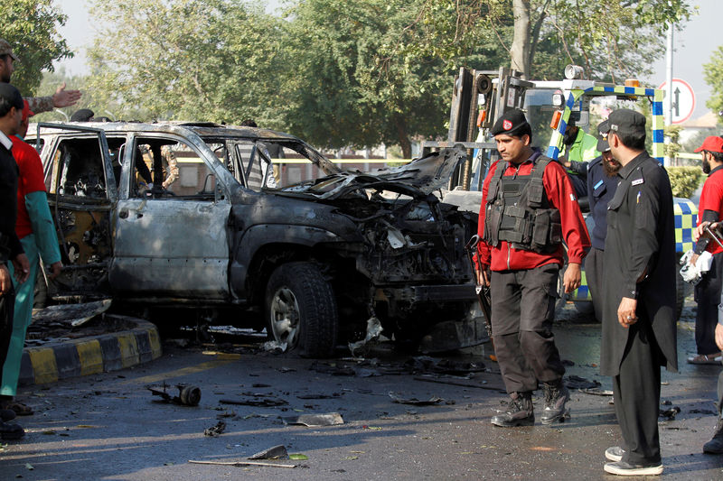 © Reuters. مسؤول: هجوم انتحاري يقتل ضابطا كبيرا في شرطة باكستان