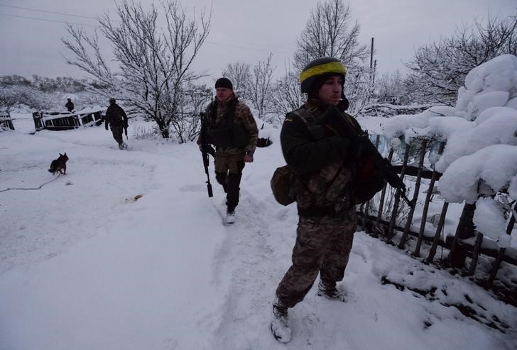 © Reuters. Украинские военные патрулируют территорию деревни Травневое в Донецкой области