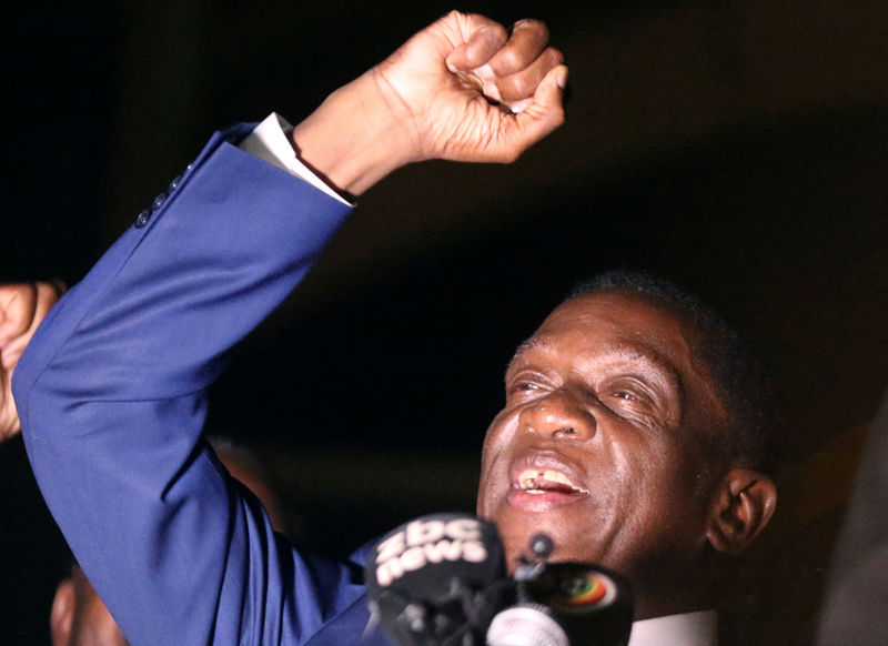 © Reuters. إمرسون منانجاجوا يؤدي اليمين رئيسا لزيمبابوي