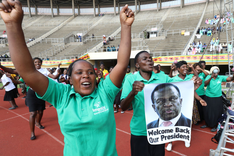 © Reuters. Comemoração em estádio de Harare durante posse de  Emmerson Mnangagwa como presidente do Zimbábue