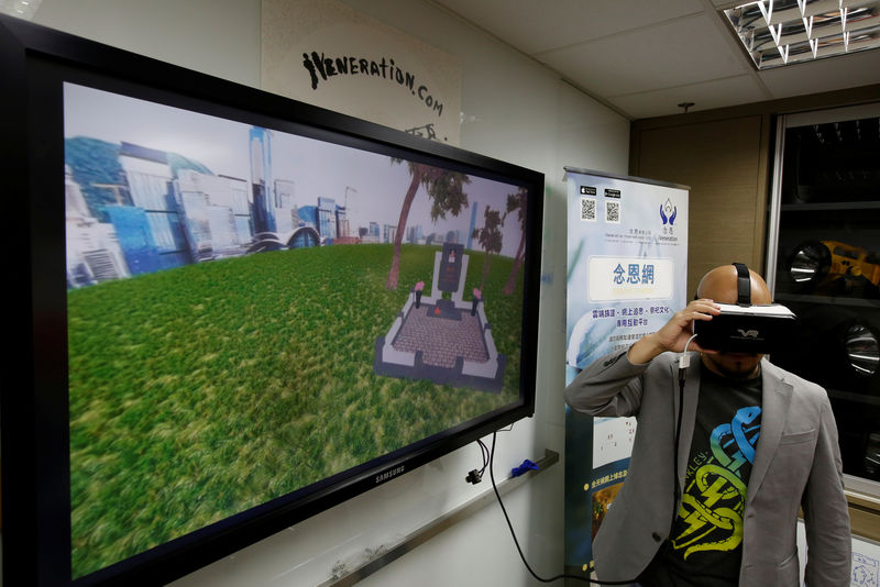 © Reuters. Hong Kong recurre a la realidad virtual para honrar a los difuntos ante la falta de cementerios