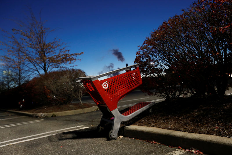 © Reuters. An empty Target shopping cart is seen in a parking lot outside the store in Westbury, New York