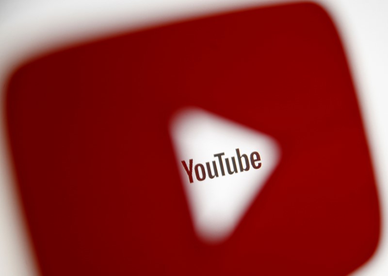 © Reuters. FILE PHOTO:    A 3D-printed YouTube icon is seen in front of a displayed YouTube logo in this illustration