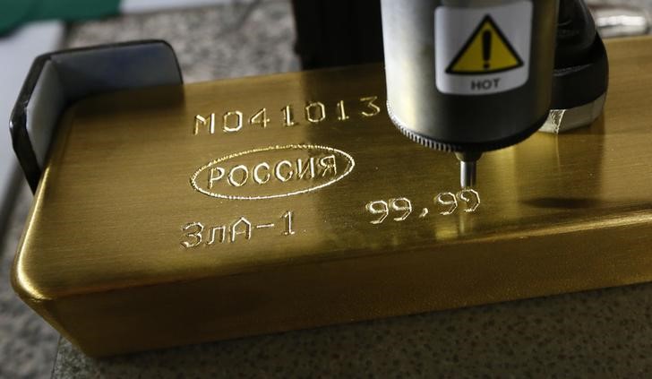 © Reuters. Машина наносит гравировку на слиток золота на заводе цветных металлов Красцветмет в Красноярске