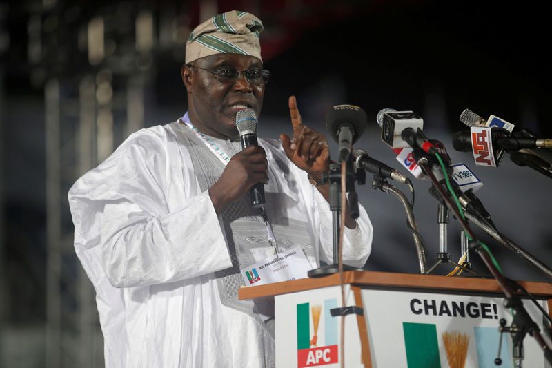 © Reuters. FILE PHOTO: Nigeria's former Vice-President Abubakar speaks as he presents his manifesto at All Progressives Congress party convention in Lagos