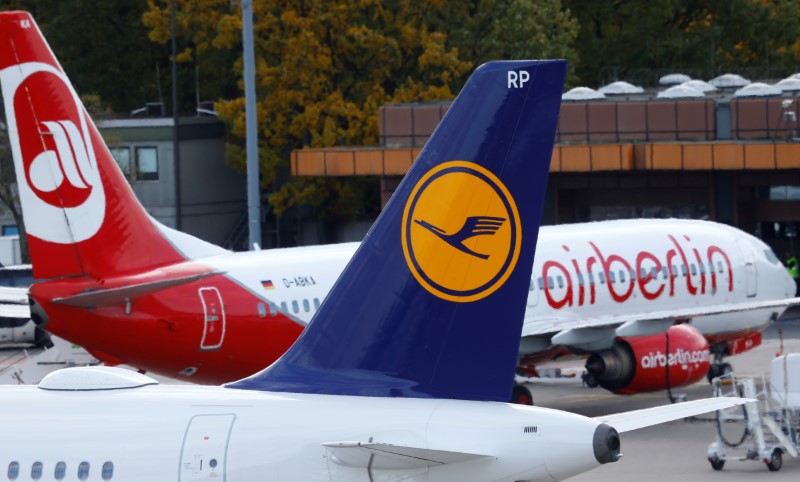 © Reuters. FILE PHOTO: A Lufthansa airliner taxis next to an Air Berlin aircraft at Tegel airport in Berlin