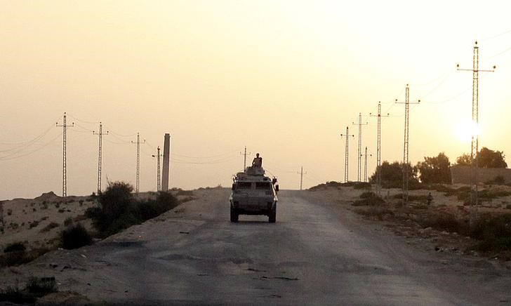 © Reuters. Veículo militar egípcio é visto em estrada na província do Sinai do Norte