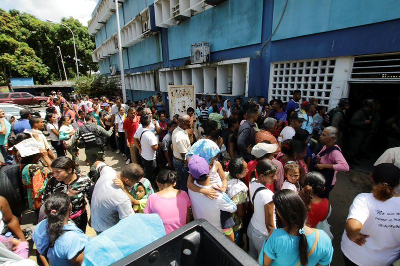 © Reuters. Pessoas se reunem do lado de fora de um centro de saúde enquanto esperam por tratamento para malária, em San Félix, na Venezuela