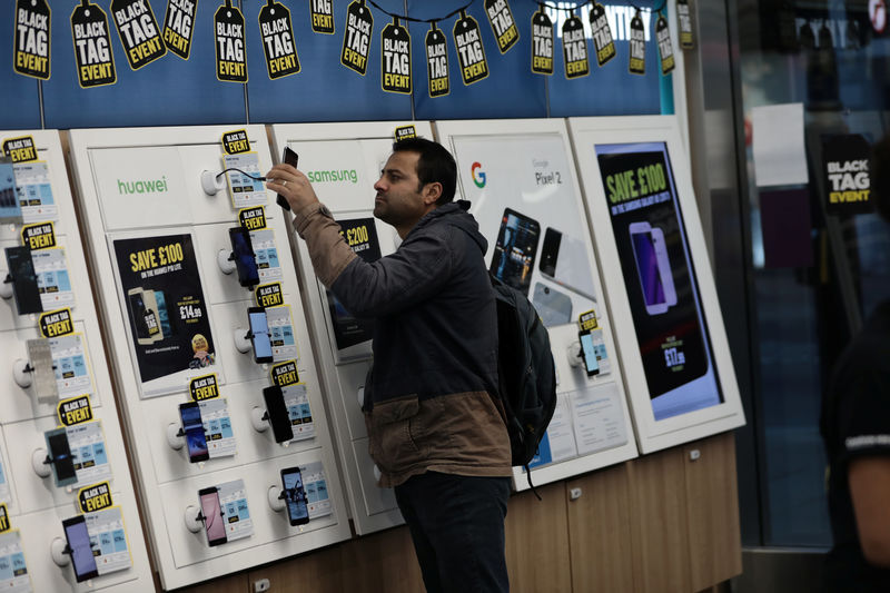 © Reuters. A customer stands in Currys PC World store on Oxford Street on 'Black Friday' in London