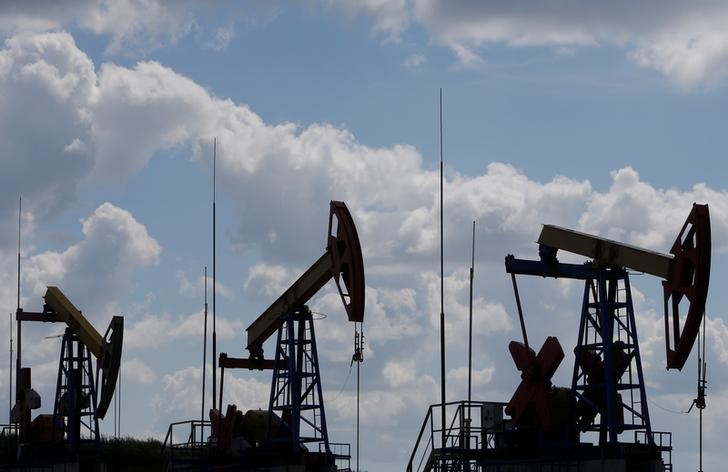 © Reuters. Насосы-качалки на нефтяном месторождении Ашальчинское в Татарстане