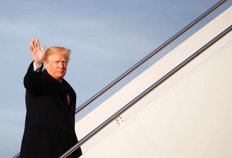 © Reuters. U.S. President Donald Trump boards Air Force One as they depart for Palm Beach, Florida, from Joint Base Andrews, Maryland