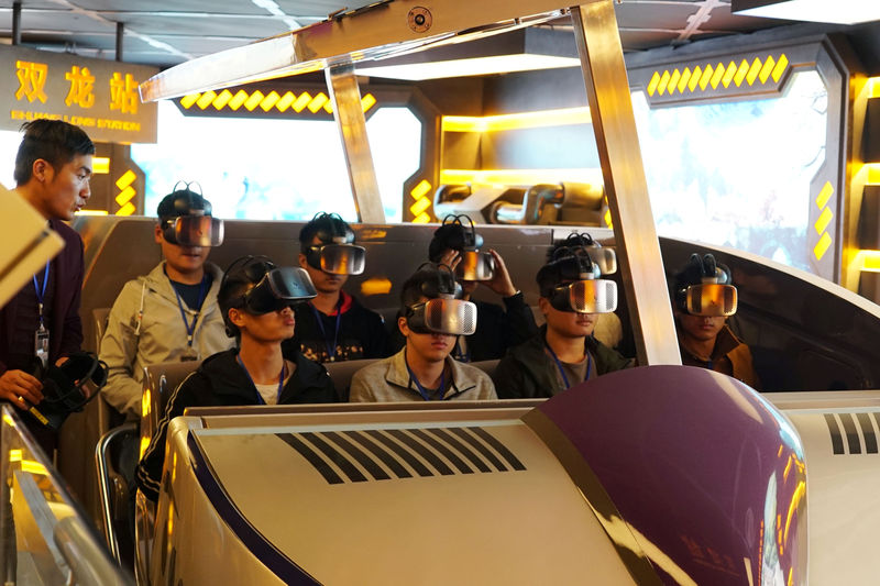 © Reuters. Funcionários em inspeção da atração "Voe sobre Guizhou" em parque de realidade virtual em Guiyang, China