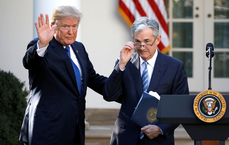 © Reuters. U.S. President Donald Trump gestures with Jerome Powell, his nominee to become chairman of the U.S. Federal Reserve at the White House in Washington
