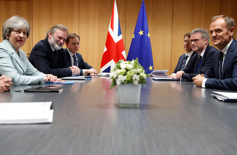 © Reuters. Britain's Prime Minister Theresa May and European Council President Donald Tusk attend a bilateral meeting during the Eastern Partnership summit at the European Council Headquarters in Brussels