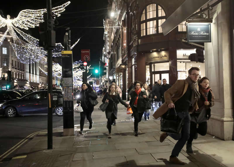 © Reuters. Pessoas correm na Oxford Street em Londres