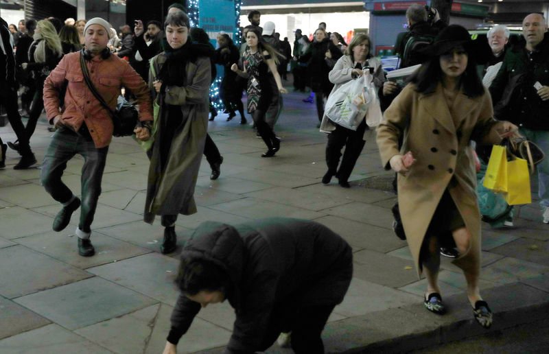 © Reuters. Mulher cai durante correria em Oxford Street, em Londres