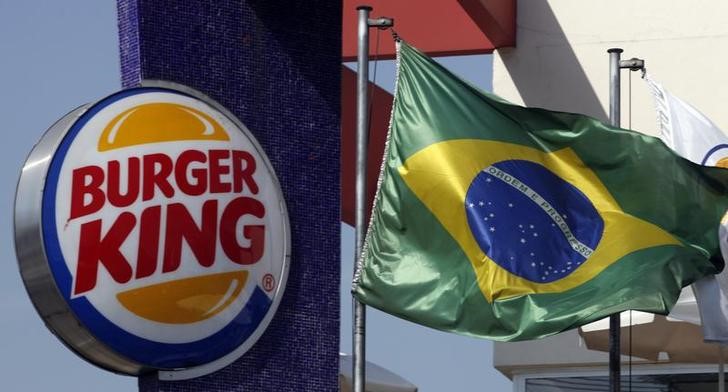 © Reuters. Placa do Burger King e bandeira brasileira em unidade da rede em São Paulo, no Brasil