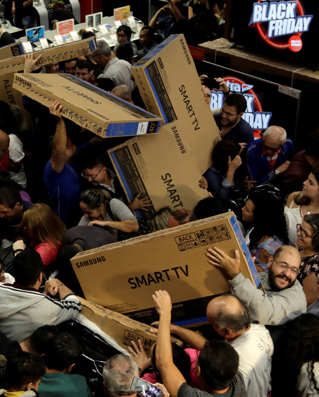© Reuters. Clientes tentam alcançar televisores enquanto concorrem para comprar produtos de varejo durante o Black Friday em loja de São Paulo, no Brasil