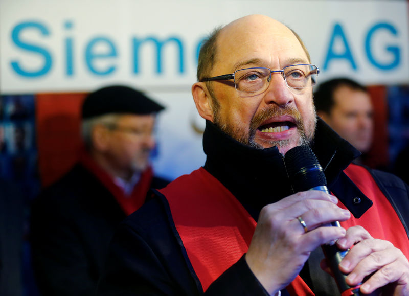 © Reuters. SPD leader Schulz gestures as he speaks during demonstration of Siemens employees and union members outside a meeting of the Siemens works council in Berlin