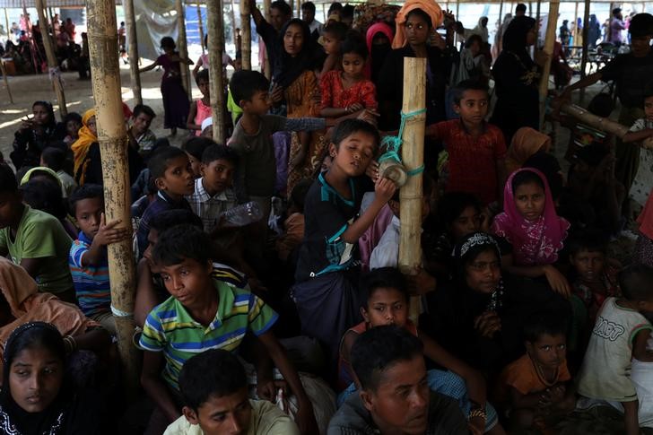 © Reuters. Rohingya refugees wait at a relief centre after crossing the Bangladesh-Myanmar border in the Teknaf area