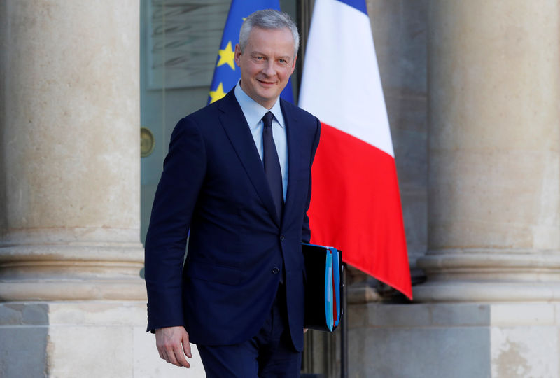 © Reuters. French Finance Minister Bruno Le Maire leaves after the weekly cabinet meeting at the Elysee Palace in Paris