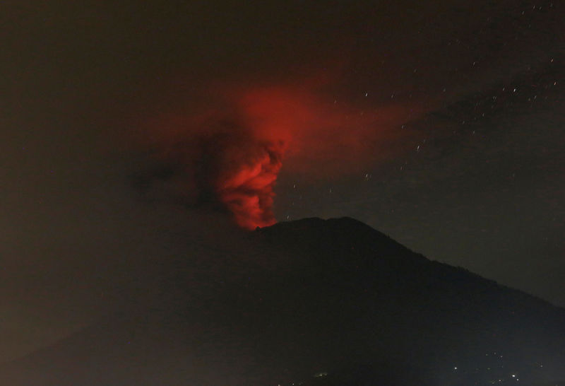 © Reuters. بركان ماونت أجونج في إندونيسيا يثور مجددا ويعرقل رحلات الطيران