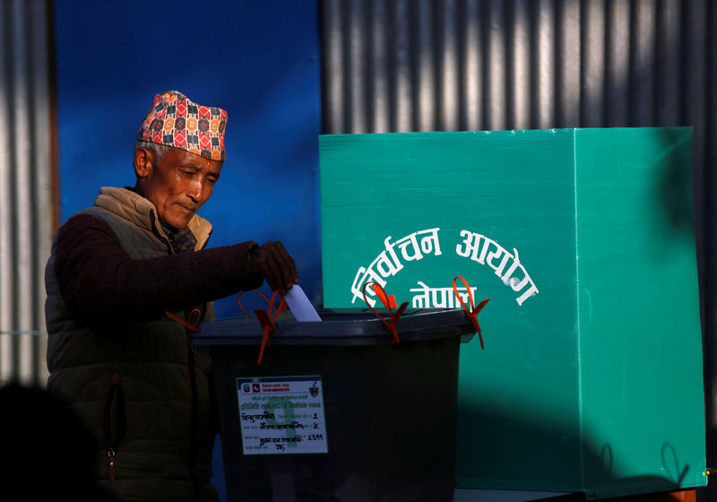 © Reuters. الناخبون في نيبال يبدأون التصويت في انتخابات تاريخية