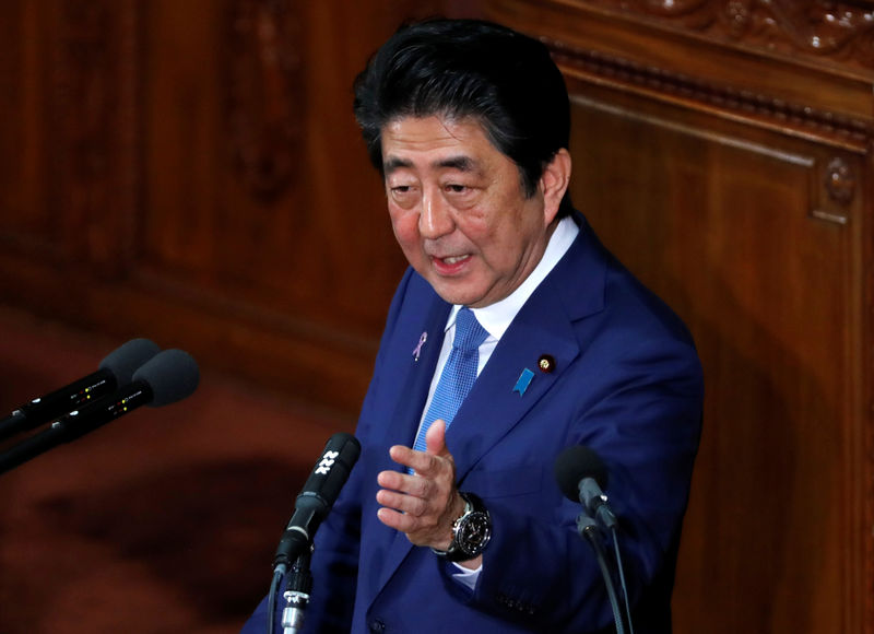 © Reuters. Japan's Prime Minister Shinzo Abe delivers his policy speech at the lower house of parliament in Tokyo