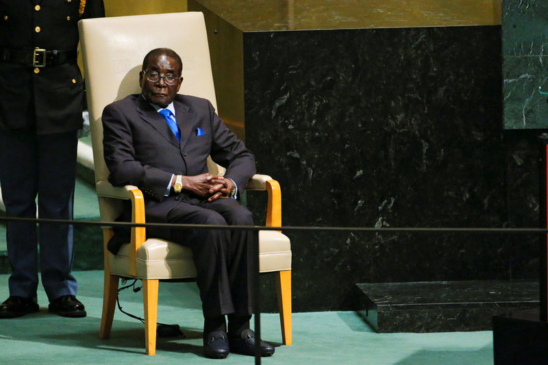 © Reuters. Mugabe lloró cuando presentó su renuncia al poder en Zimbabue, según diario