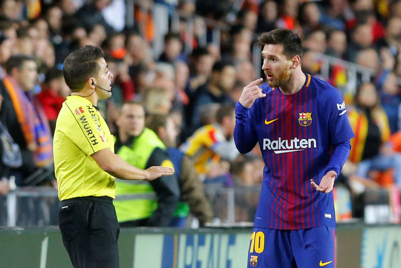 © Reuters. حرمان برشلونة من هدف صحيح لميسي أمام بلنسية