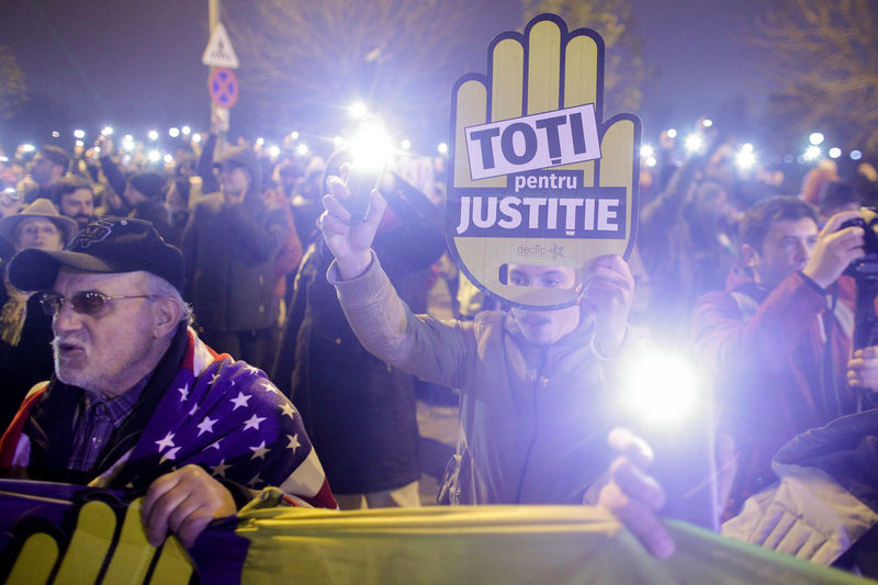 © Reuters. آلاف يحتجون في رومانيا ضد قانون جديد للسلطة القضائية