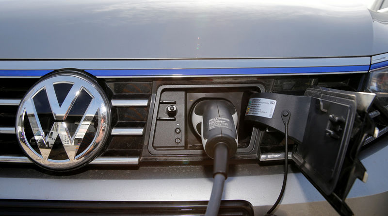 © Reuters. FILE PHOTO: The charging plug of an electric Volkswagen Passat car is pictured at charging station at a VW dealer in Berlin