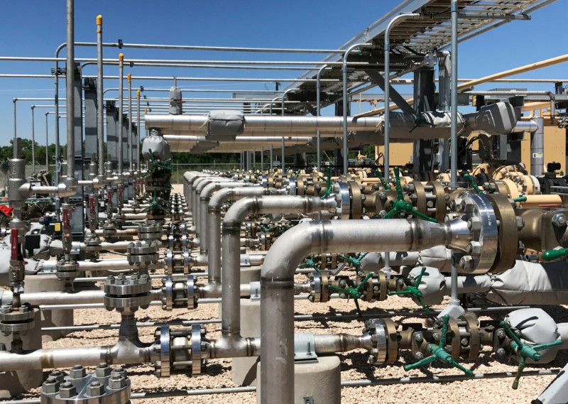 © Reuters. FILE PHOTO: Equipment used to process carbon dioxide, crude oil and water is seen at an Occidental Petroleum Corp enhanced oil recovery project in Hobbs