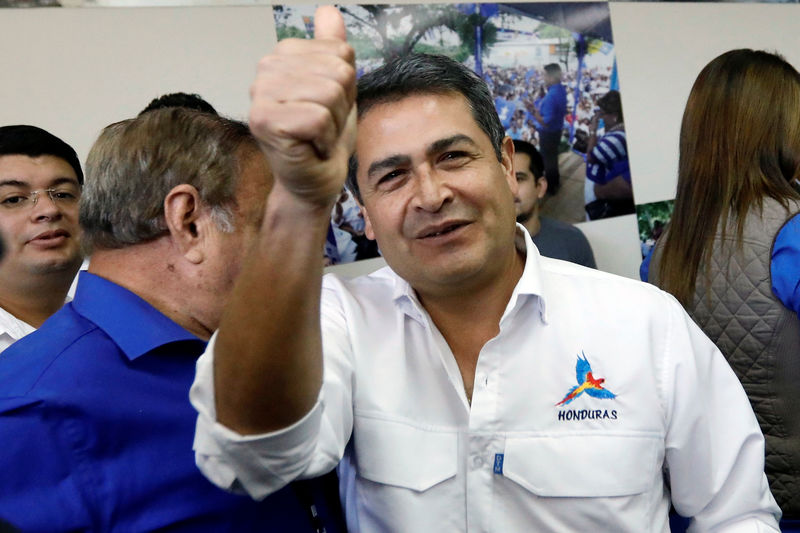 © Reuters. رئيس هندوراس يعلن فوزه في الانتخابات رغم إعلان المعارضة فوزها