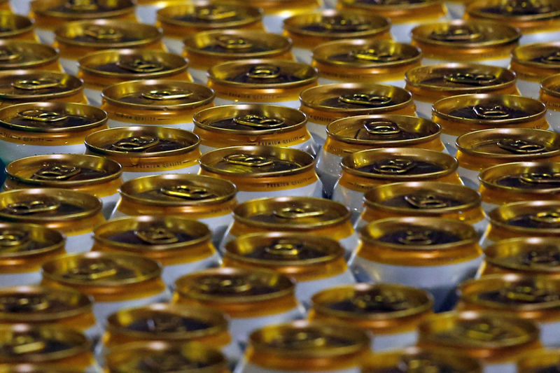 © Reuters. FILE PHOTO: Cans of beer move along a production line at a factory of Saigon Beer Corporation in Hanoi