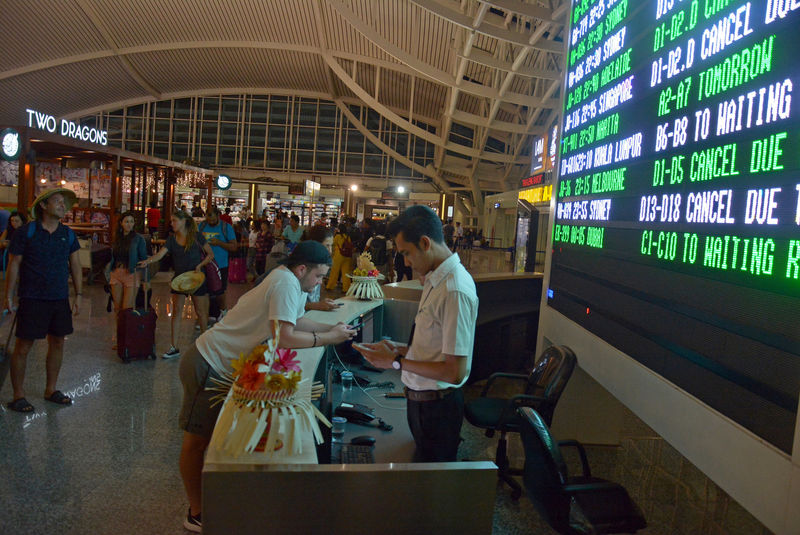 © Reuters. حاكم بالي:إغلاق مطار بالي قد يستمر أكثر من 24 ساعة بسبب بركان أجونج