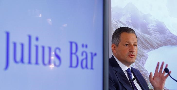 © Reuters. CEO Collardi of Swiss private bank Julius Baer addresses news conference in Zurich