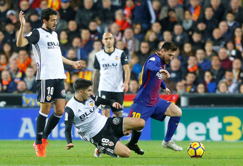 © Reuters. El Barça empata 1-1 en visita a Valencia con polémica por gol anulado a Messi