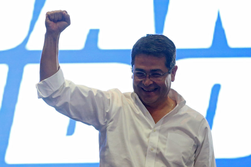© Reuters. El presidente hondureño se proclama triunfador en las elecciones presidenciales