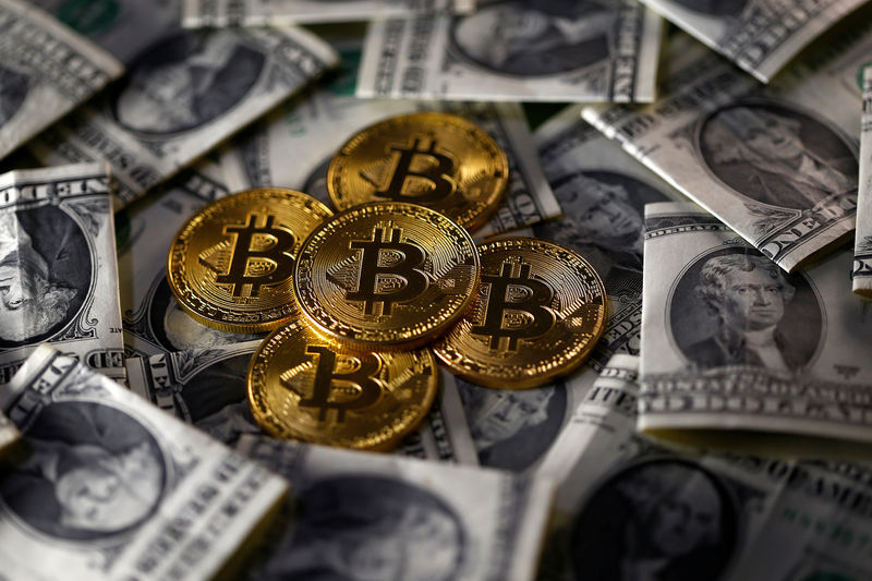 © Reuters. Bitcoin (virtual currency) coins placed on Dollar banknotes are seen in this illustration picture