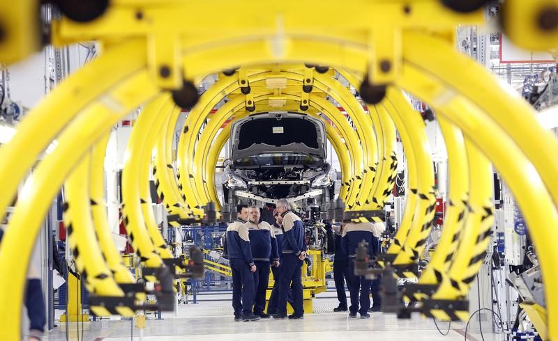 © Reuters. Lavoratori alla catena di montaggio della Maserati a Torino