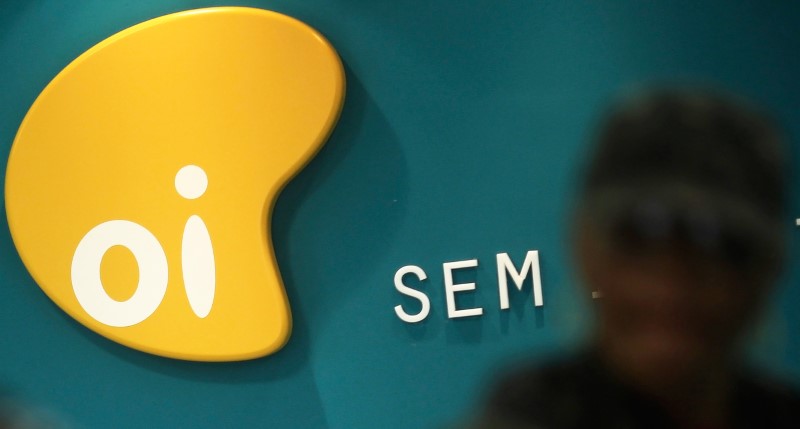 © Reuters. Logo da operadora de telefonia Oi é vista em loja, em São Paulo