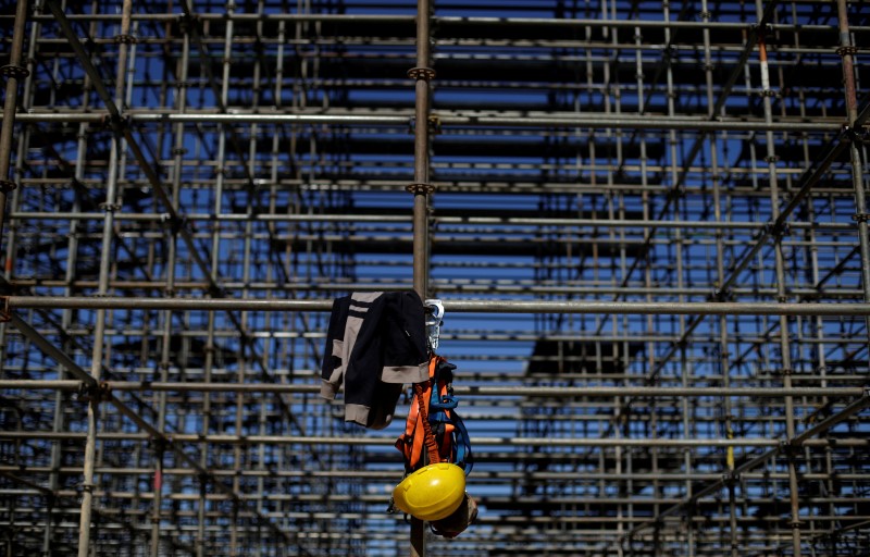 © Reuters. Uniforme de segurança é visto em local de construção na praia de Copacabana, no Rio de Janeiro