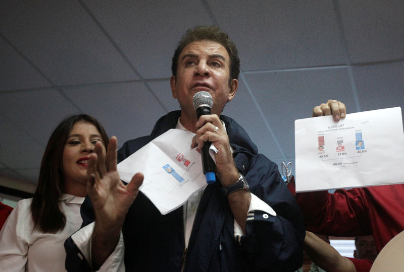 © Reuters. Salvador Nasralla, candidato à Presidência de Honduras fala com partidários após votação, em Tegucigalpa