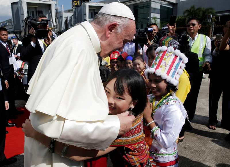 © Reuters. Papa Francisco chega ao Aeroporto Internacional de Yangon, em Mianmar