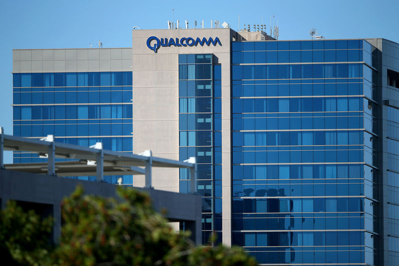 © Reuters. FILE PHOTO: The Qualcomm logo is seen on one of its buildings in San Diego, California