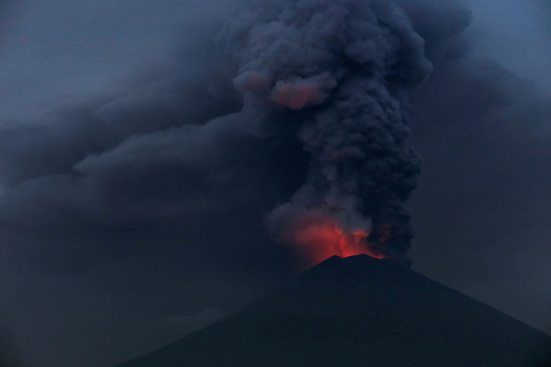 © Reuters. Fumaça é vista saindo do Monte Agung, em Bali, na Indonésia